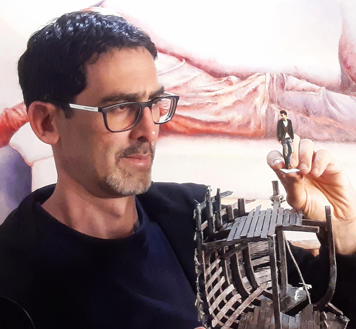 Julián Hoyos junto a una maqueta escenográfica